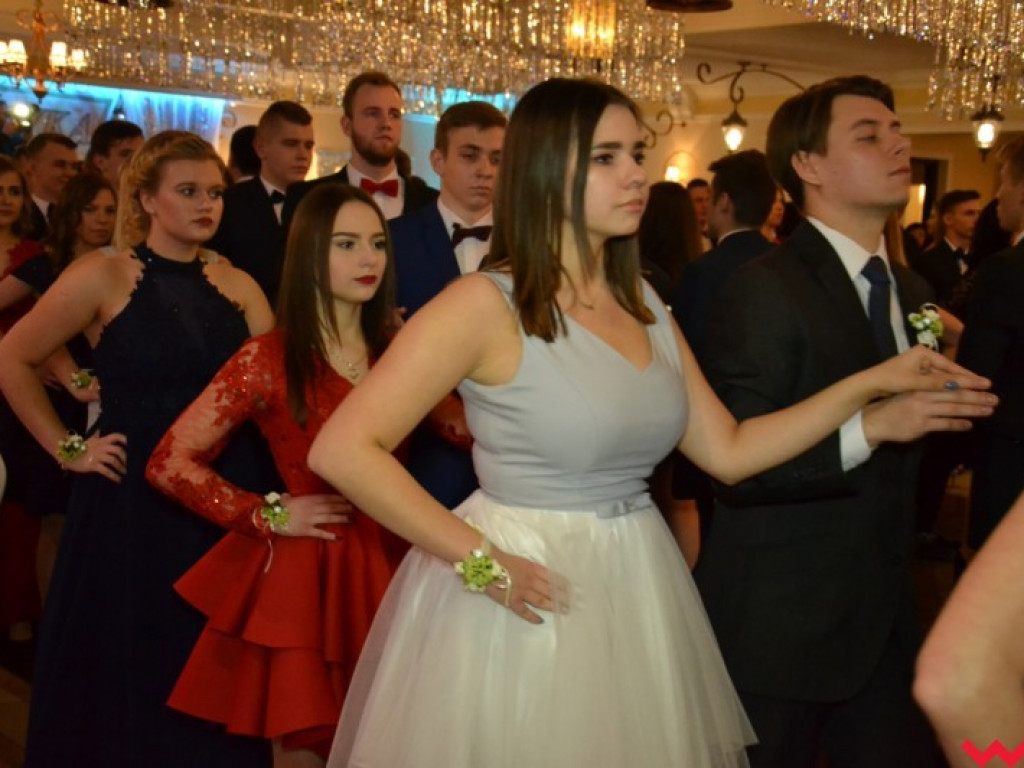 Studniówka 2018. Zobacz jak poloneza zatańczyli maturzyści „rolnika”