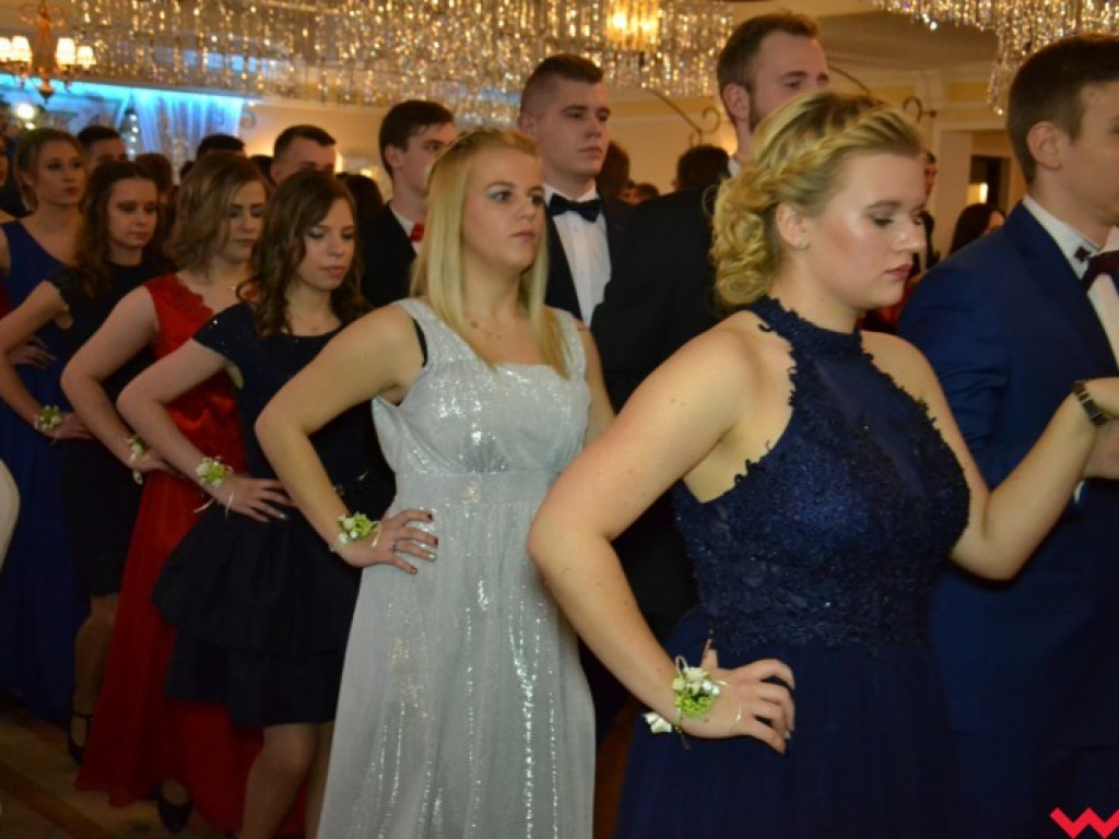 Studniówka 2018. Zobacz jak poloneza zatańczyli maturzyści „rolnika”