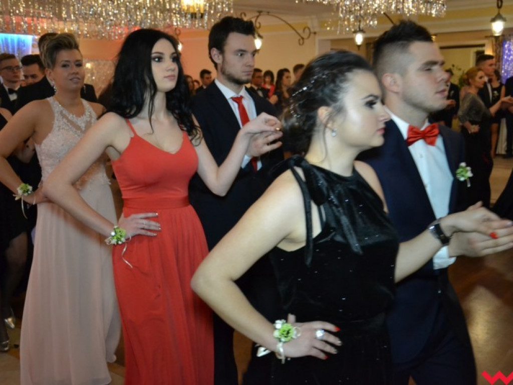 Studniówka 2018. Zobacz jak poloneza zatańczyli maturzyści „rolnika”