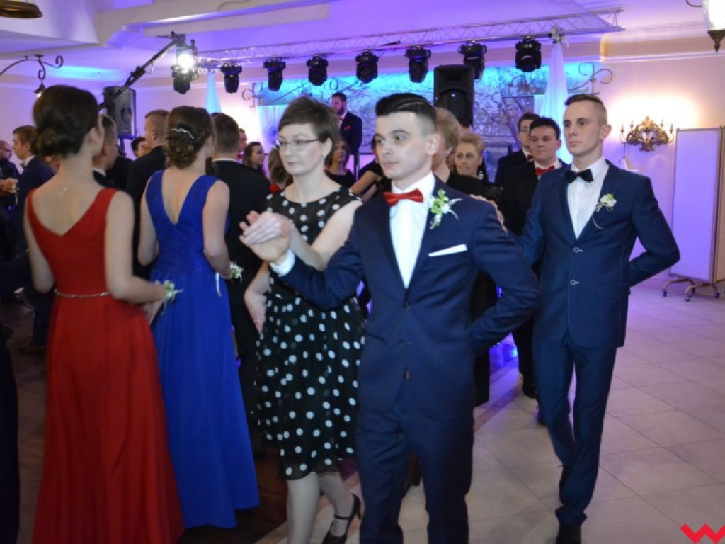 Studniówka 2018. Zobacz jak poloneza zatańczyli maturzyści „rolnika”