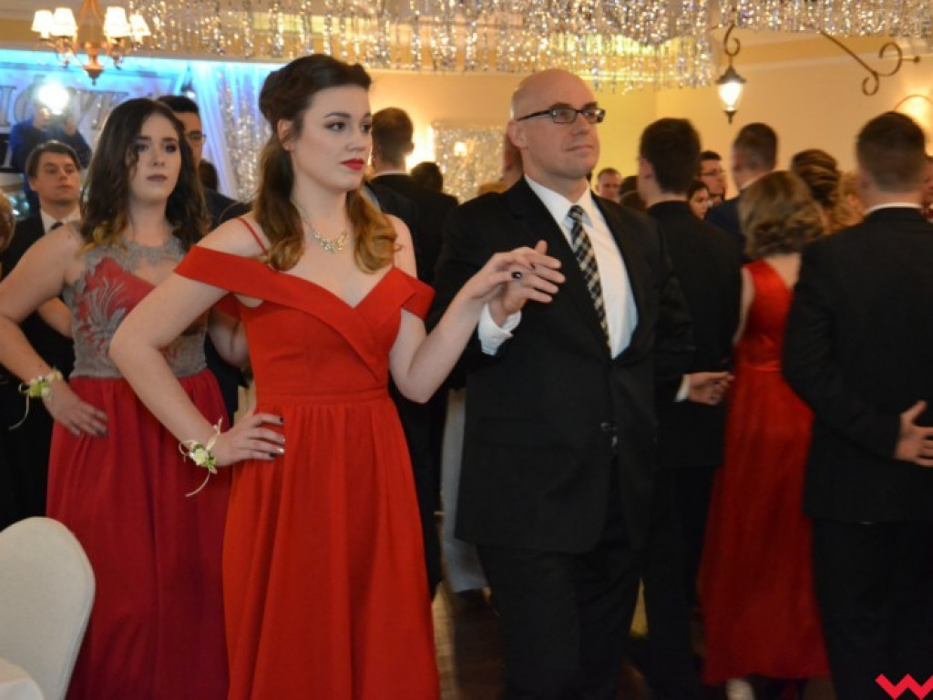 Studniówka 2018. Zobacz jak poloneza zatańczyli maturzyści „rolnika”