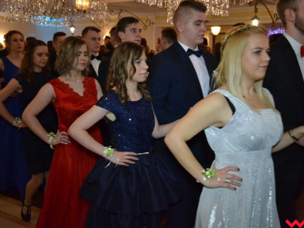 Studniówka 2018. Zobacz jak poloneza zatańczyli maturzyści „rolnika”