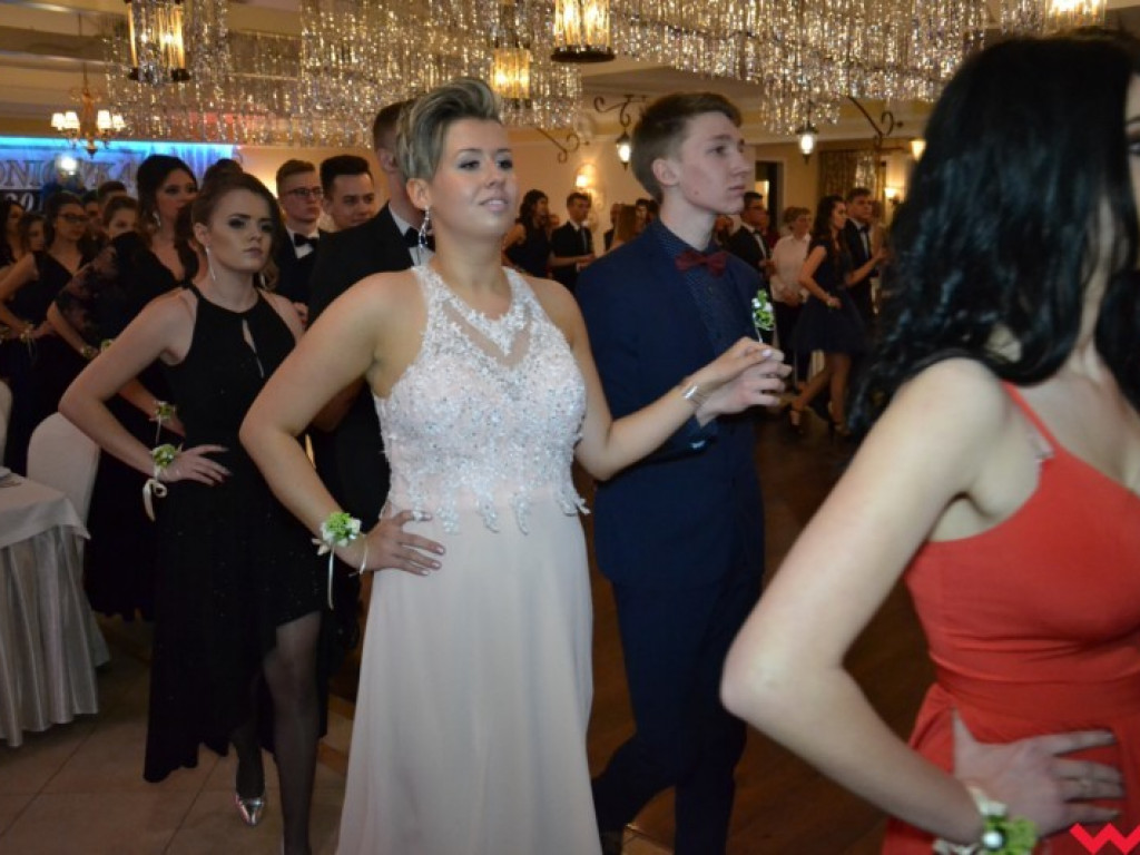 Studniówka 2018. Zobacz jak poloneza zatańczyli maturzyści „rolnika”