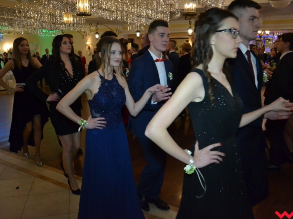 Studniówka 2018. Zobacz jak poloneza zatańczyli maturzyści „rolnika”