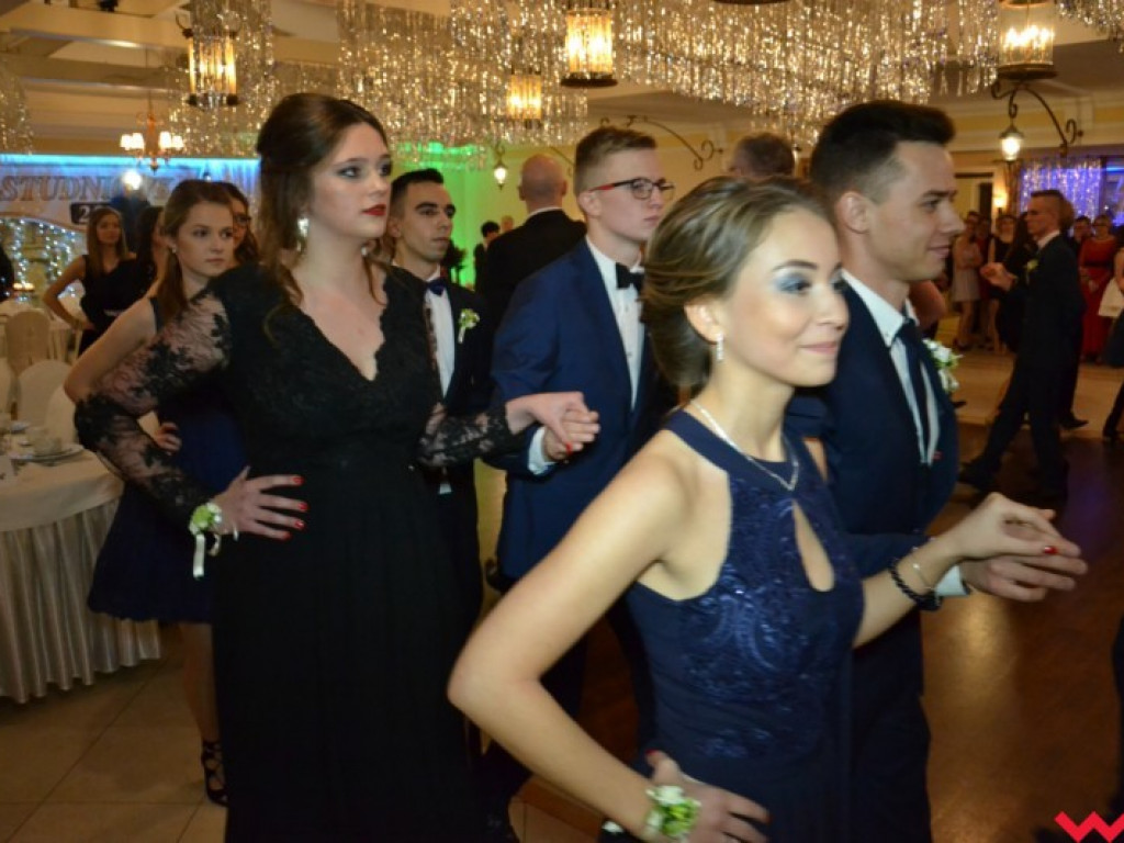 Studniówka 2018. Zobacz jak poloneza zatańczyli maturzyści „rolnika”