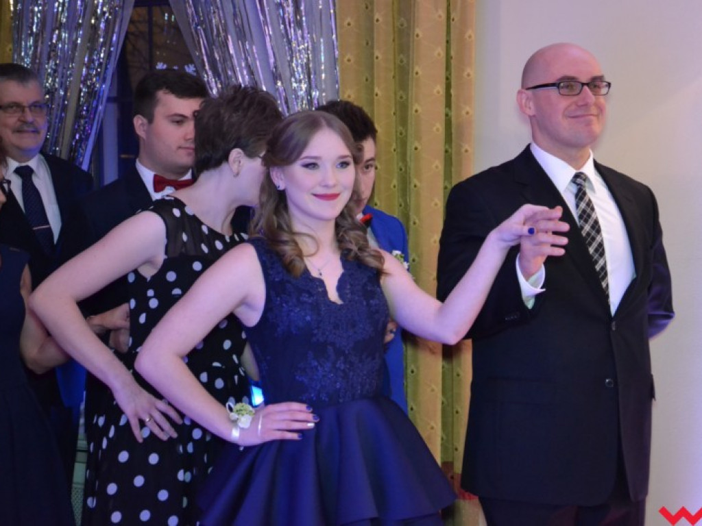 Studniówka 2018. Zobacz jak poloneza zatańczyli maturzyści „rolnika”