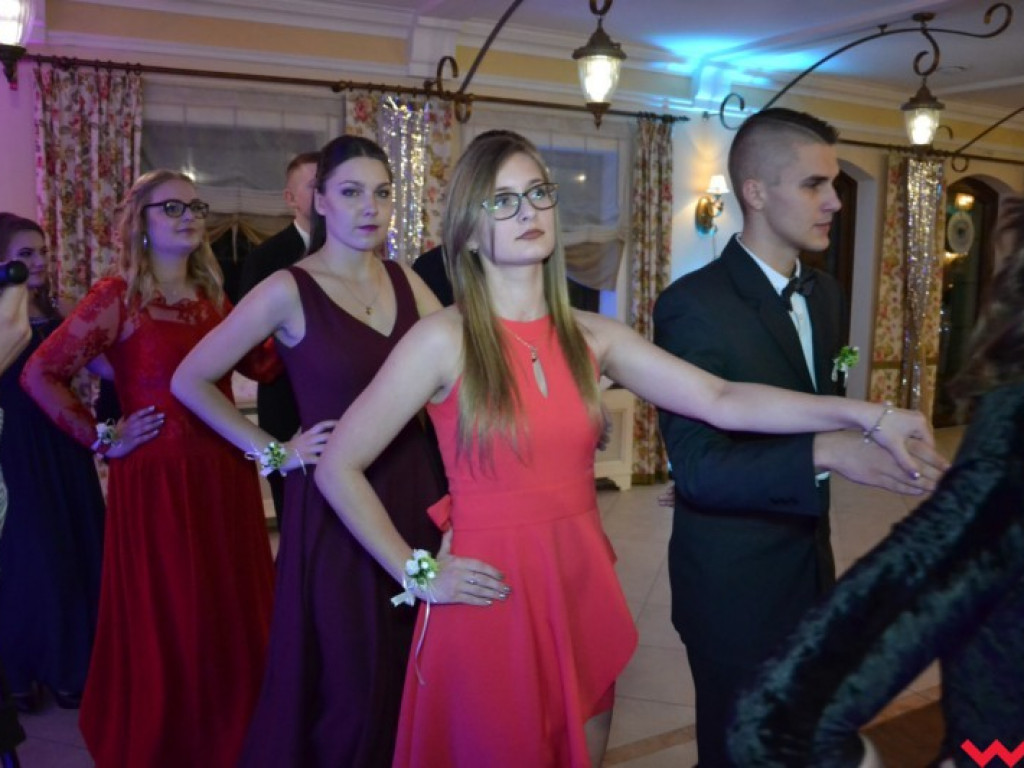 Studniówka 2018. Zobacz jak poloneza zatańczyli maturzyści „rolnika”