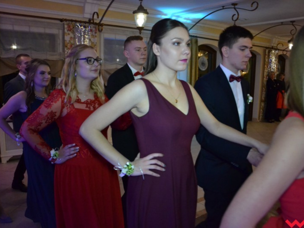 Studniówka 2018. Zobacz jak poloneza zatańczyli maturzyści „rolnika”