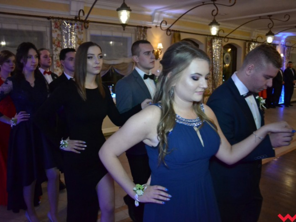 Studniówka 2018. Zobacz jak poloneza zatańczyli maturzyści „rolnika”