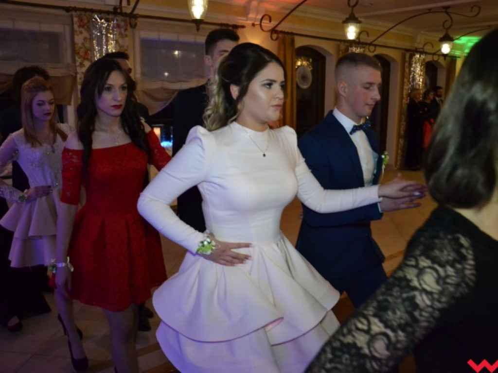 Studniówka 2018. Zobacz jak poloneza zatańczyli maturzyści „rolnika”