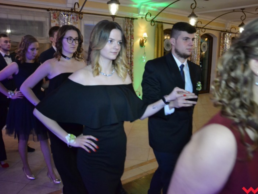 Studniówka 2018. Zobacz jak poloneza zatańczyli maturzyści „rolnika”