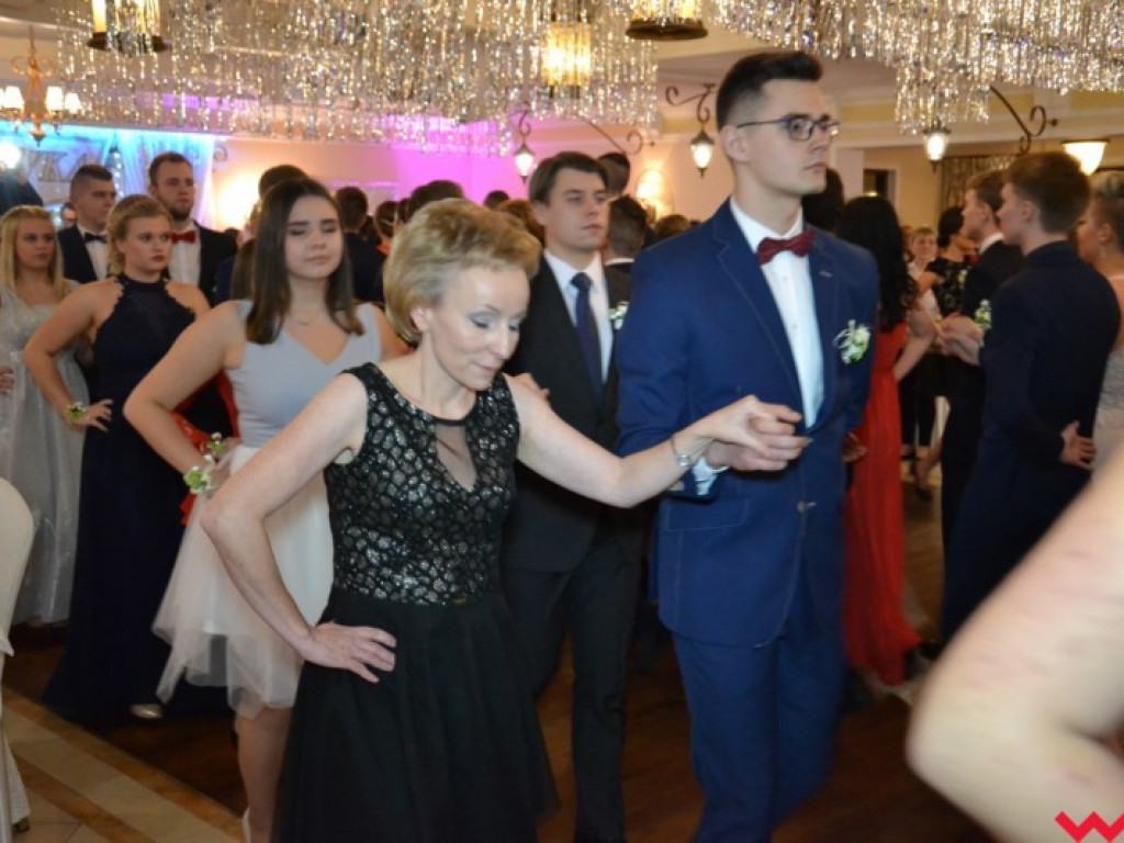 Studniówka 2018. Zobacz jak poloneza zatańczyli maturzyści „rolnika”