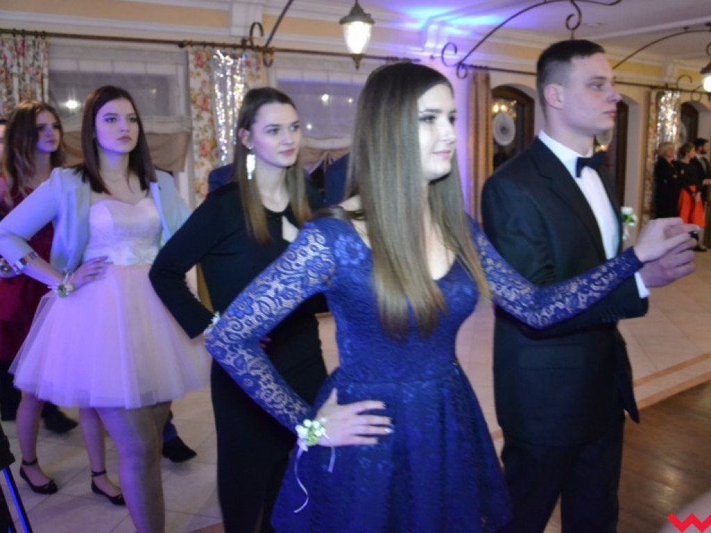 Studniówka 2018. Zobacz jak poloneza zatańczyli maturzyści „rolnika”