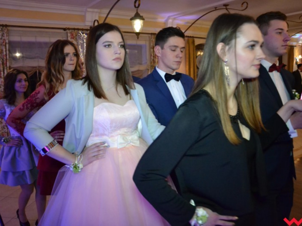 Studniówka 2018. Zobacz jak poloneza zatańczyli maturzyści „rolnika”