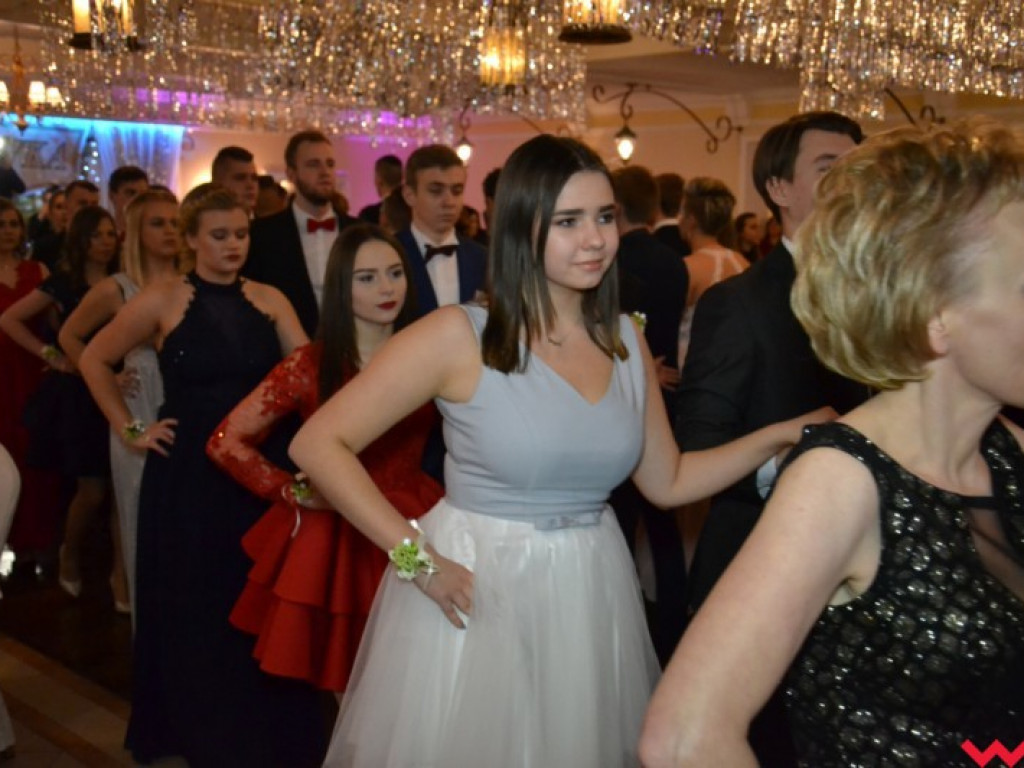 Studniówka 2018. Zobacz jak poloneza zatańczyli maturzyści „rolnika”