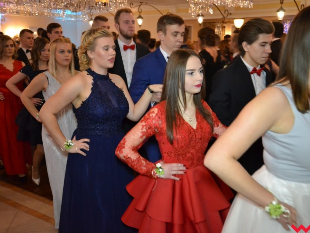 Studniówka 2018. Zobacz jak poloneza zatańczyli maturzyści „rolnika”