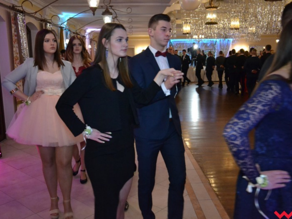 Studniówka 2018. Zobacz jak poloneza zatańczyli maturzyści „rolnika”