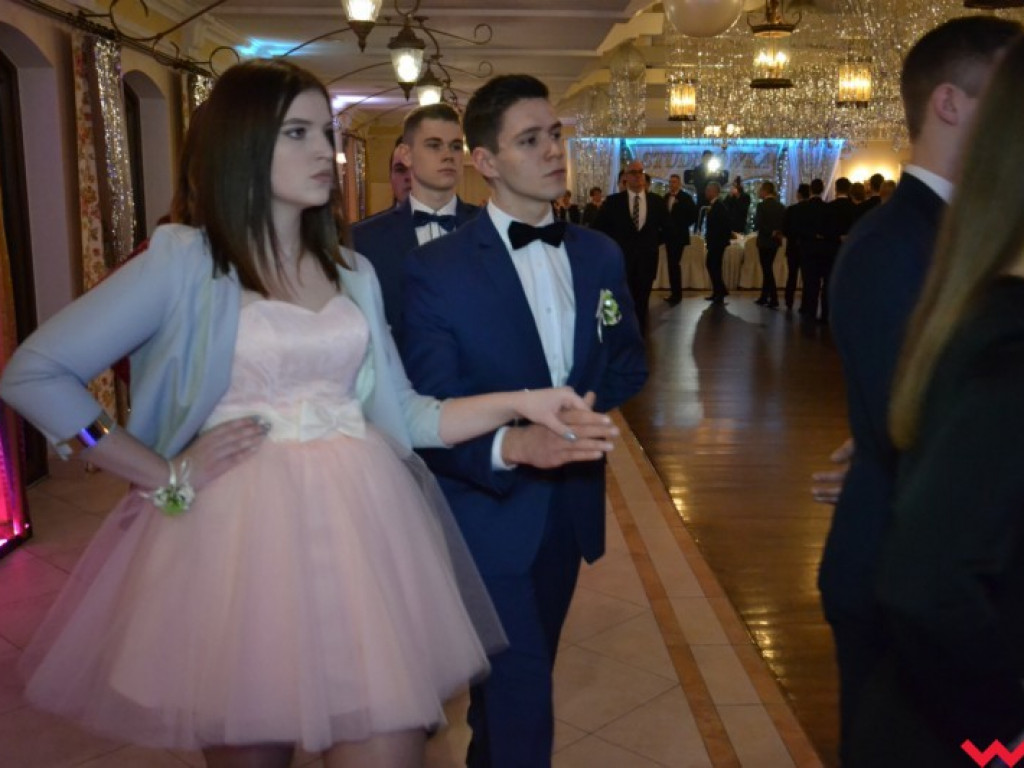 Studniówka 2018. Zobacz jak poloneza zatańczyli maturzyści „rolnika”