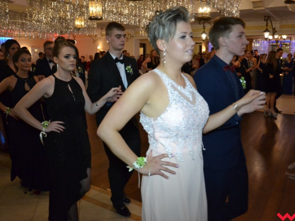 Studniówka 2018. Zobacz jak poloneza zatańczyli maturzyści „rolnika”