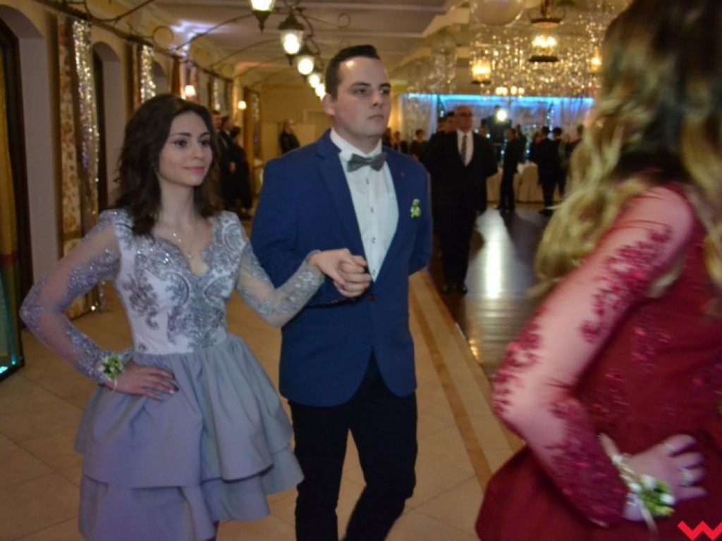 Studniówka 2018. Zobacz jak poloneza zatańczyli maturzyści „rolnika”