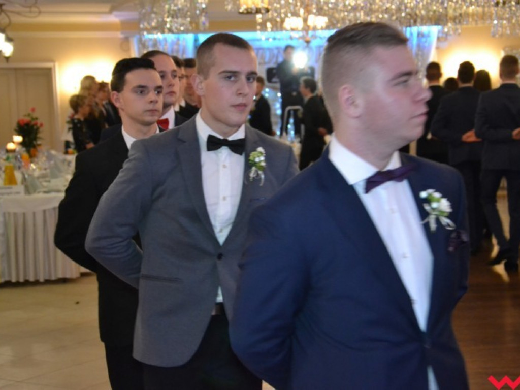 Studniówka 2018. Zobacz jak poloneza zatańczyli maturzyści „rolnika”