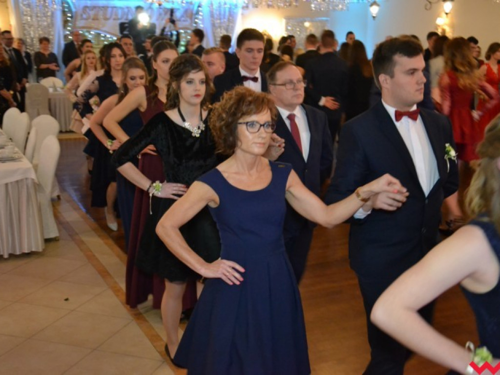 Studniówka 2018. Zobacz jak poloneza zatańczyli maturzyści „rolnika”