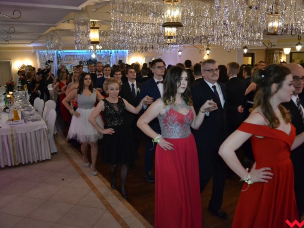 Studniówka 2018. Zobacz jak poloneza zatańczyli maturzyści „rolnika”