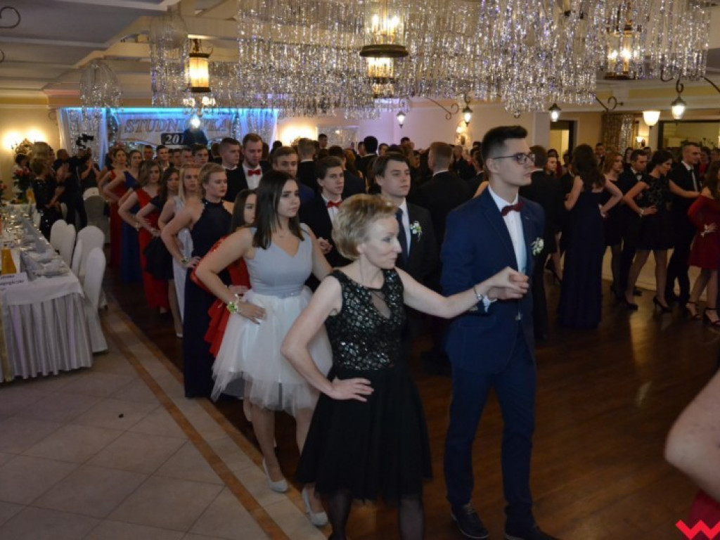 Studniówka 2018. Zobacz jak poloneza zatańczyli maturzyści „rolnika”