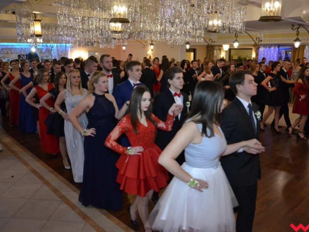 Studniówka 2018. Zobacz jak poloneza zatańczyli maturzyści „rolnika”
