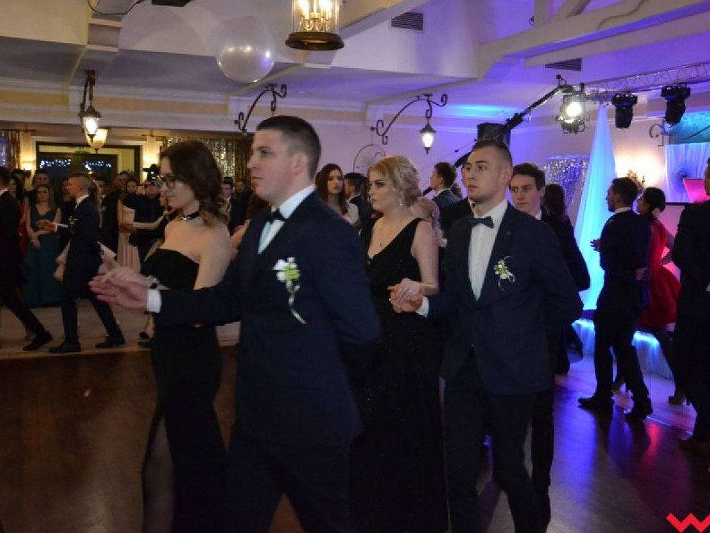 Studniówka 2018. Zobacz jak poloneza zatańczyli maturzyści „rolnika”