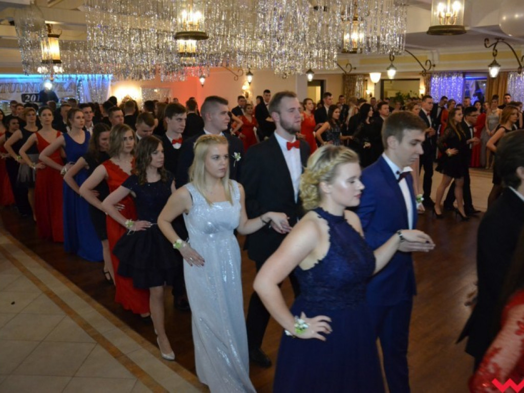 Studniówka 2018. Zobacz jak poloneza zatańczyli maturzyści „rolnika”