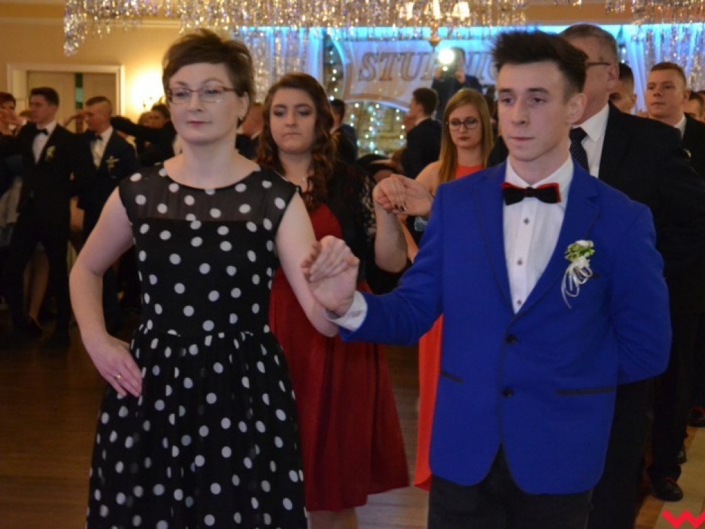 Studniówka 2018. Zobacz jak poloneza zatańczyli maturzyści „rolnika”