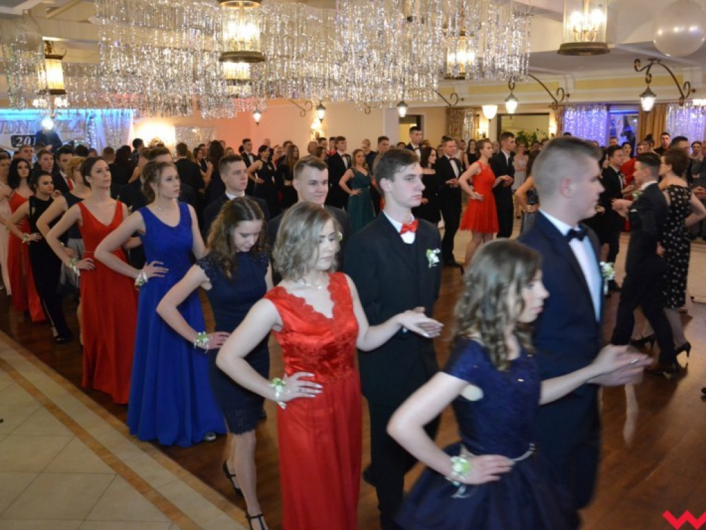 Studniówka 2018. Zobacz jak poloneza zatańczyli maturzyści „rolnika”