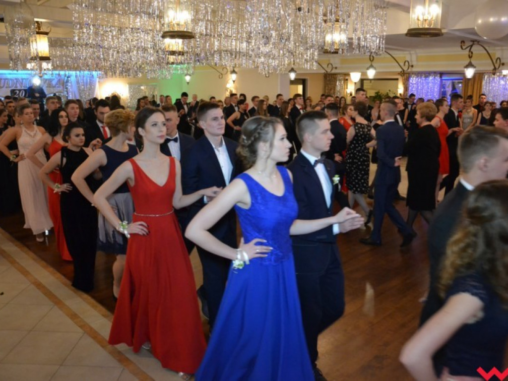 Studniówka 2018. Zobacz jak poloneza zatańczyli maturzyści „rolnika”