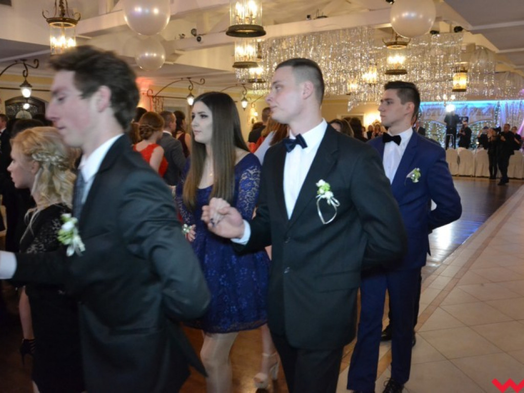 Studniówka 2018. Zobacz jak poloneza zatańczyli maturzyści „rolnika”