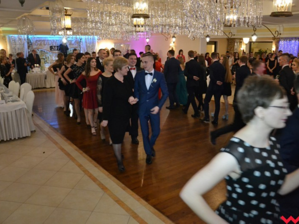 Studniówka 2018. Zobacz jak poloneza zatańczyli maturzyści „rolnika”