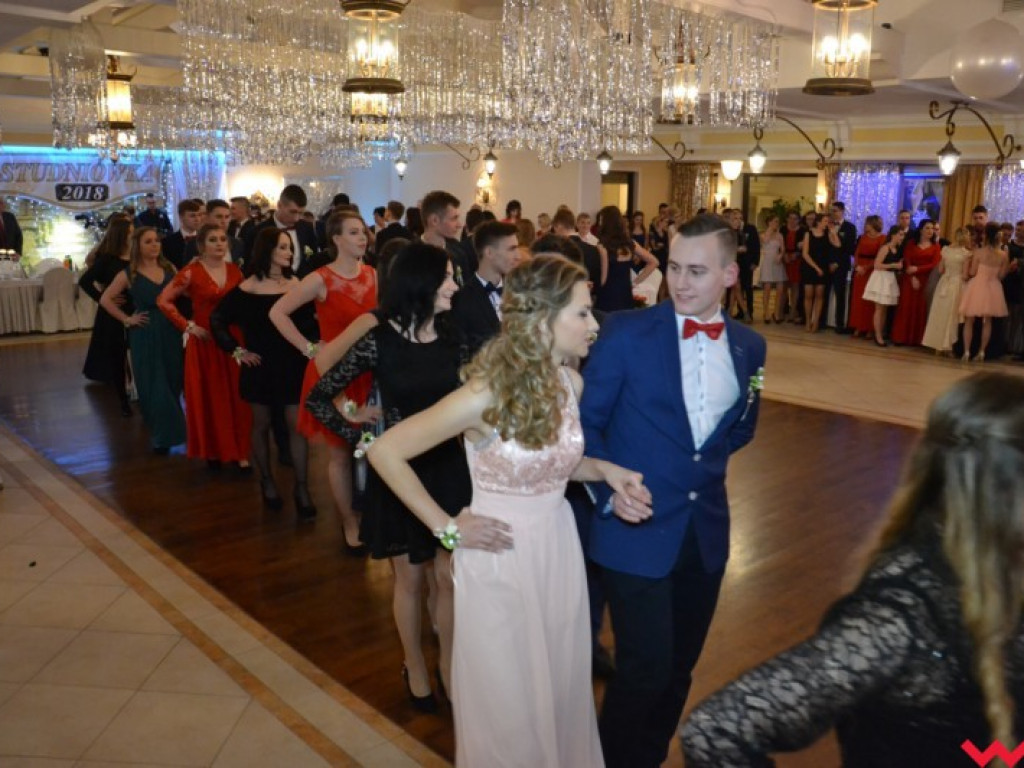 Studniówka 2018. Zobacz jak poloneza zatańczyli maturzyści „rolnika”