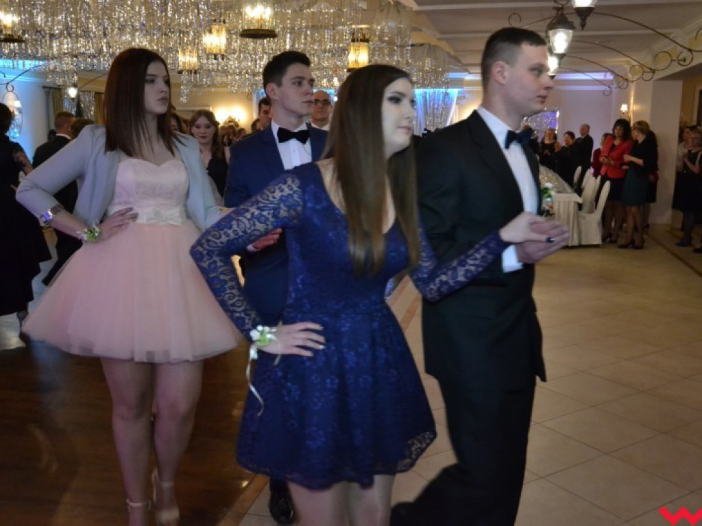 Studniówka 2018. Zobacz jak poloneza zatańczyli maturzyści „rolnika”