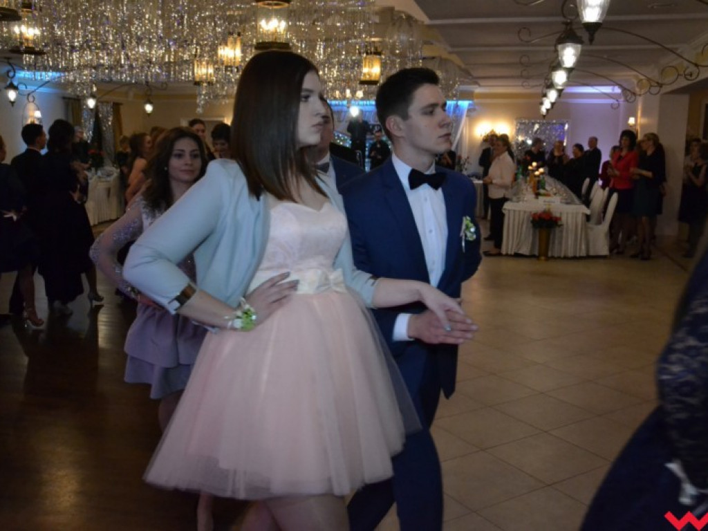 Studniówka 2018. Zobacz jak poloneza zatańczyli maturzyści „rolnika”