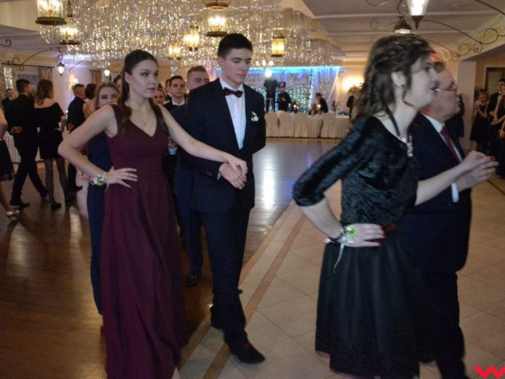 Studniówka 2018. Zobacz jak poloneza zatańczyli maturzyści „rolnika”