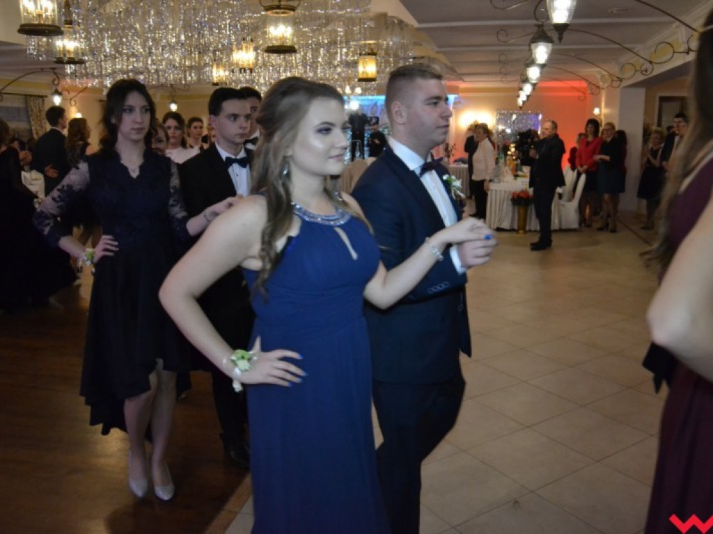 Studniówka 2018. Zobacz jak poloneza zatańczyli maturzyści „rolnika”