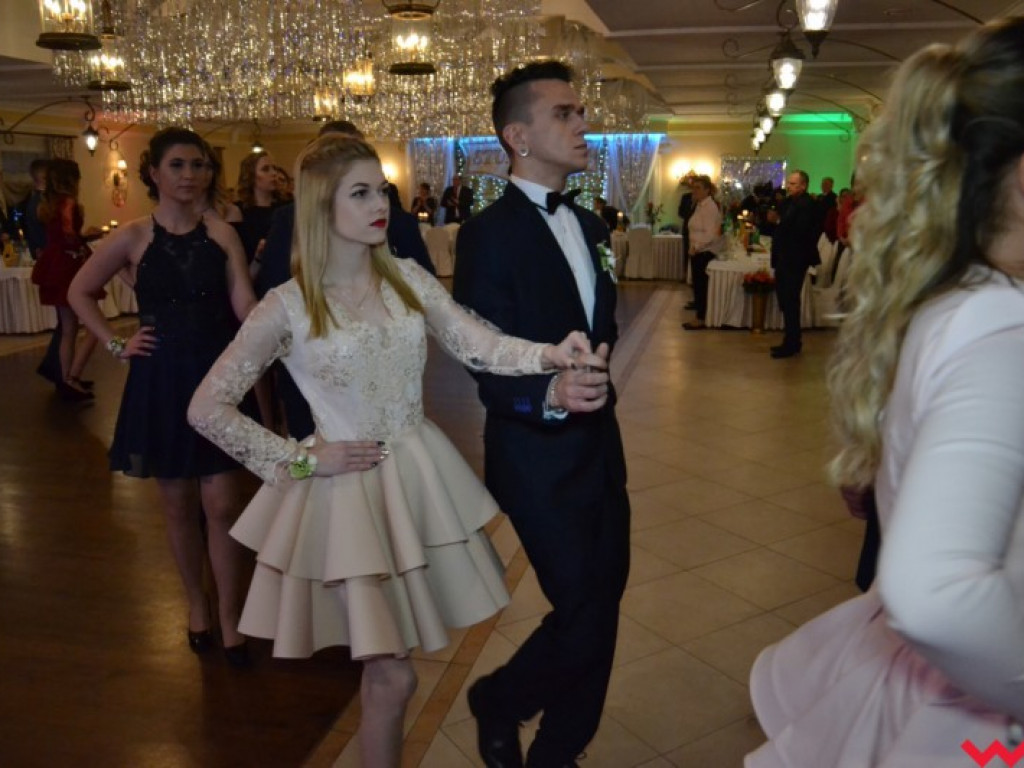 Studniówka 2018. Zobacz jak poloneza zatańczyli maturzyści „rolnika”