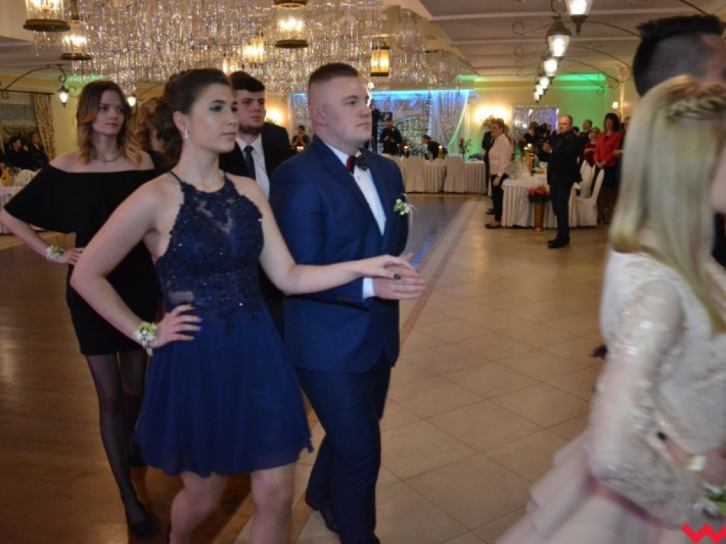 Studniówka 2018. Zobacz jak poloneza zatańczyli maturzyści „rolnika”