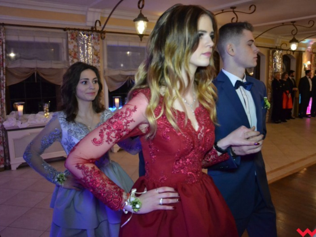 Studniówka 2018. Zobacz jak poloneza zatańczyli maturzyści „rolnika”