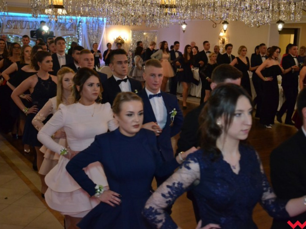 Studniówka 2018. Zobacz jak poloneza zatańczyli maturzyści „rolnika”