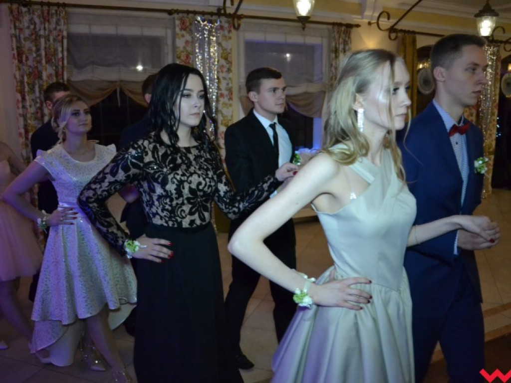 Studniówka 2018. Zobacz jak poloneza zatańczyli maturzyści „rolnika”