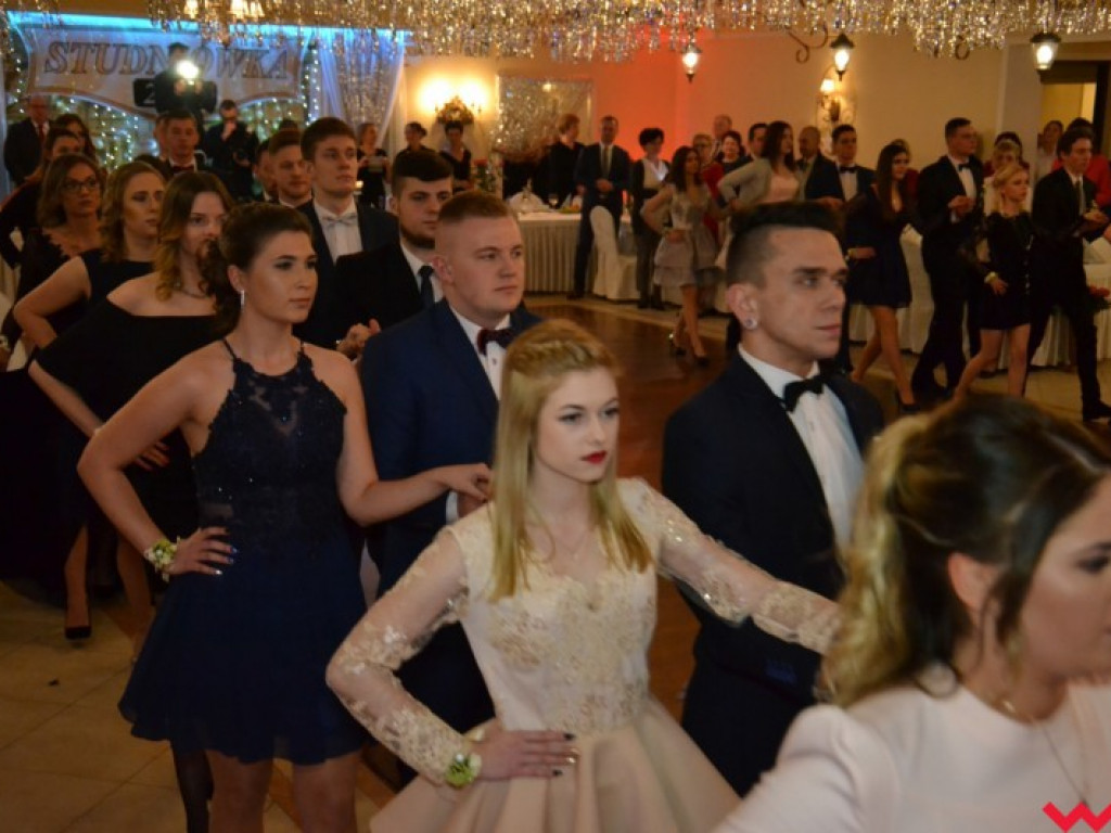 Studniówka 2018. Zobacz jak poloneza zatańczyli maturzyści „rolnika”