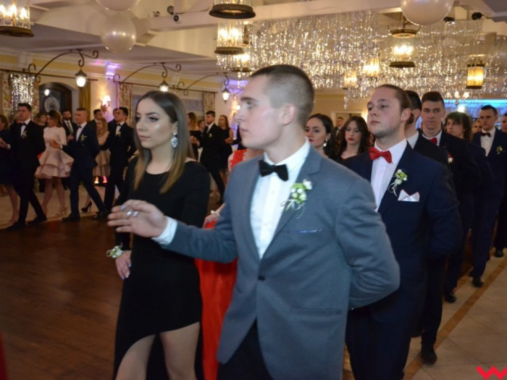 Studniówka 2018. Zobacz jak poloneza zatańczyli maturzyści „rolnika”