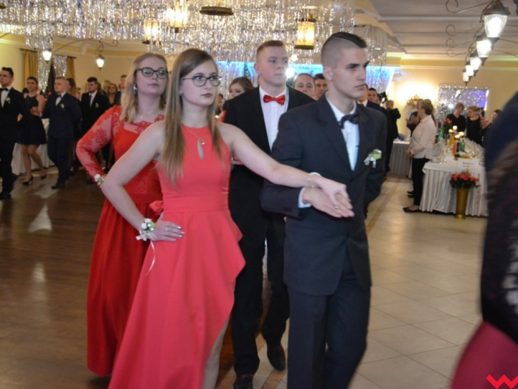 Studniówka 2018. Zobacz jak poloneza zatańczyli maturzyści „rolnika”