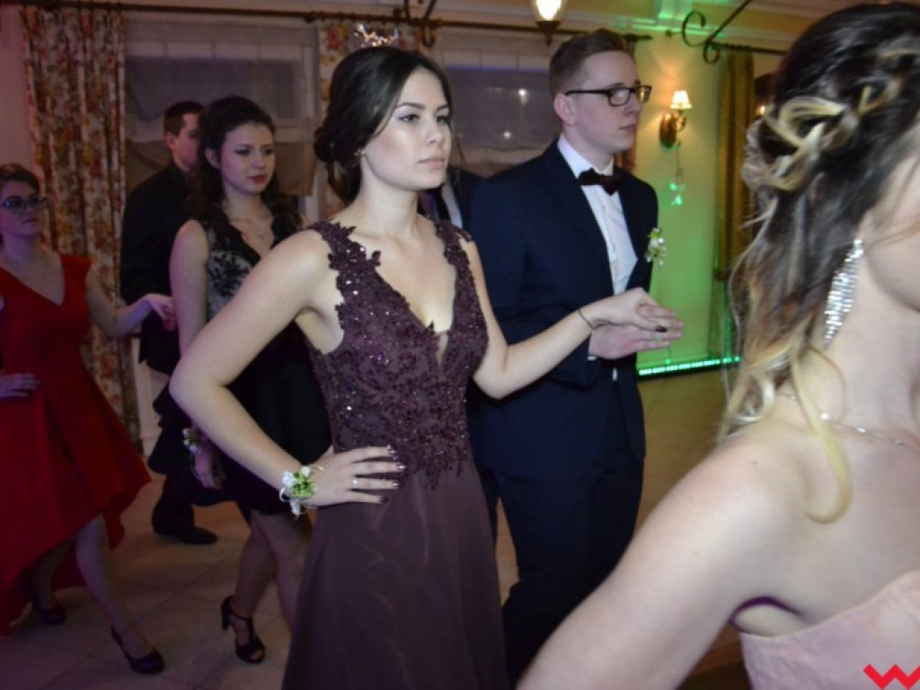 Studniówka 2018. Zobacz jak poloneza zatańczyli maturzyści „rolnika”